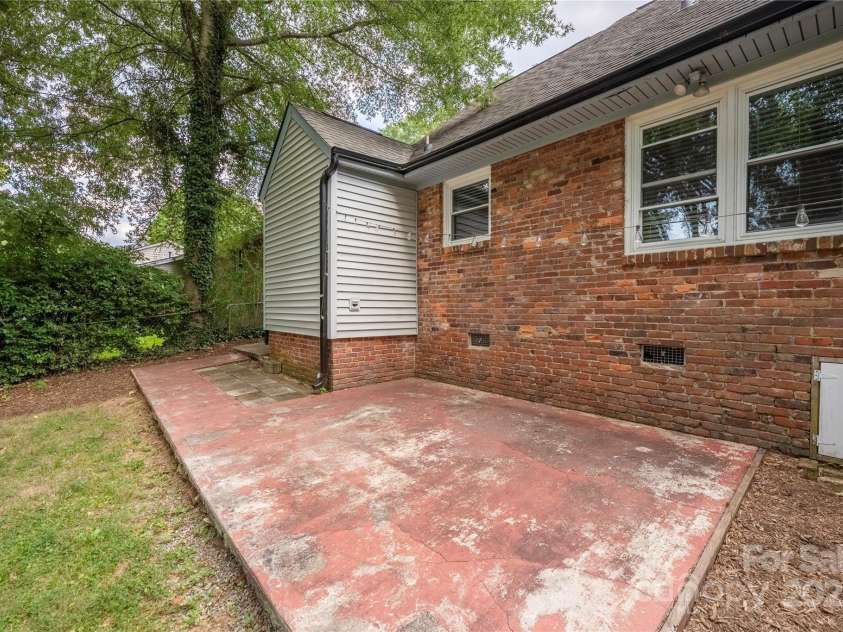 5337 Kildare Drive, Charlotte, NC 28215.  MLS# CAR4276941, YatesRealty ID 32379. Paved Patio