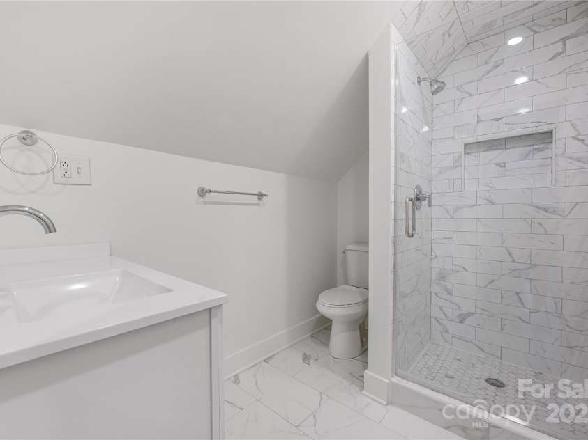 5337 Kildare Drive, Charlotte, NC 28215.  MLS# CAR4276941, YatesRealty ID 32379. Second Floor Full Bath
