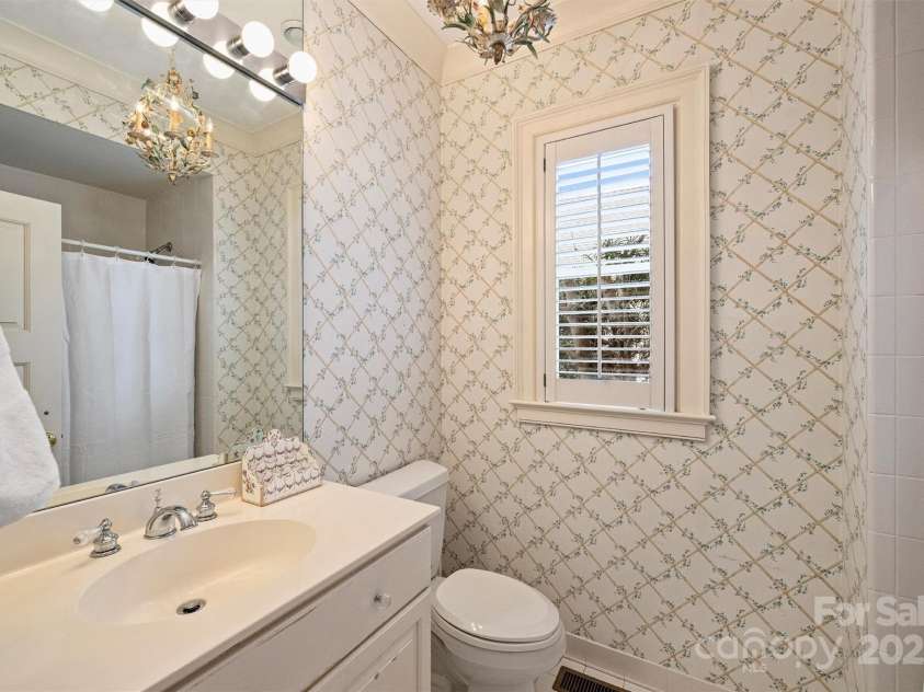318 Canterbury Road, Charlotte, NC 28211.  MLS# CAR4231857, YatesRealty ID 3238. Ensuite bath to second bedroom.