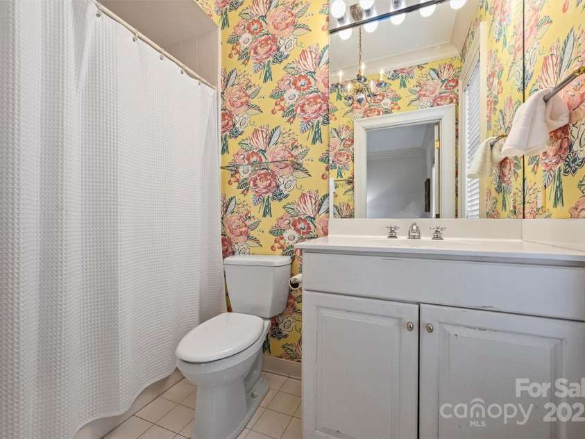 318 Canterbury Road, Charlotte, NC 28211.  MLS# CAR4231857, YatesRealty ID 3238. Ensuite bath to third bedroom.
