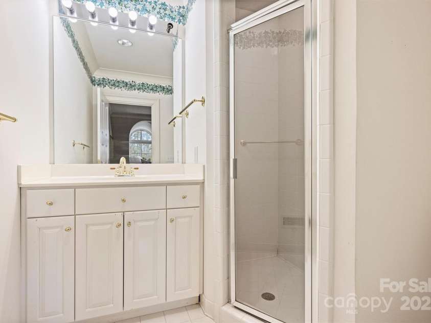 318 Canterbury Road, Charlotte, NC 28211.  MLS# CAR4231857, YatesRealty ID 3238. Full ensuite bath off of fourth bedroom/bonus on second floor.