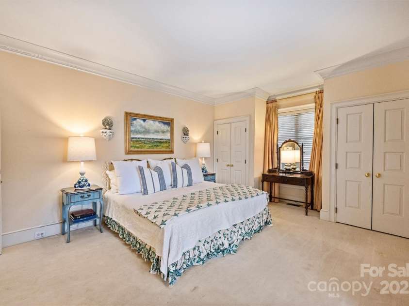 318 Canterbury Road, Charlotte, NC 28211.  MLS# CAR4231857, YatesRealty ID 3238. Second bedroom on the main featuring dual closets and an ensuite bath.