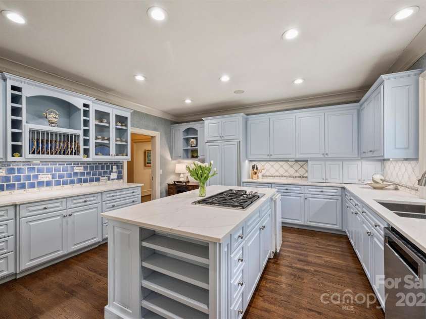 318 Canterbury Road, Charlotte, NC 28211.  MLS# CAR4231857, YatesRealty ID 3238. The kitchen was updated in 2022 and offers ample cabinet storage and counter space.