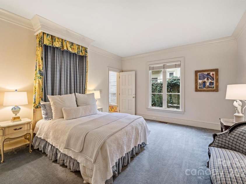 318 Canterbury Road, Charlotte, NC 28211.  MLS# CAR4231857, YatesRealty ID 3238. Third bedroom on the main featuring dual closets and an ensuite bath.