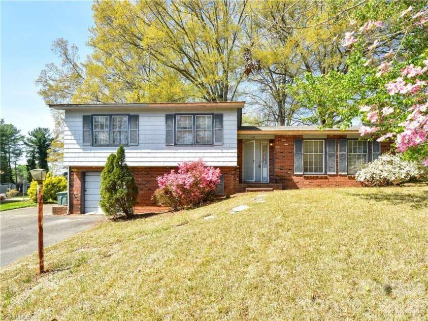 1420 Waybridge Lane, Winston Salem, NC 27103.  MLS# CAR4391902, YatesRealty ID 32380. 