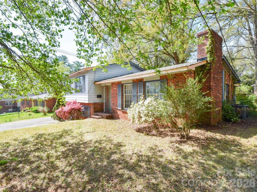 1420 Waybridge Lane, Winston Salem, NC 27103.  MLS# CAR4391902, YatesRealty ID 32380. 