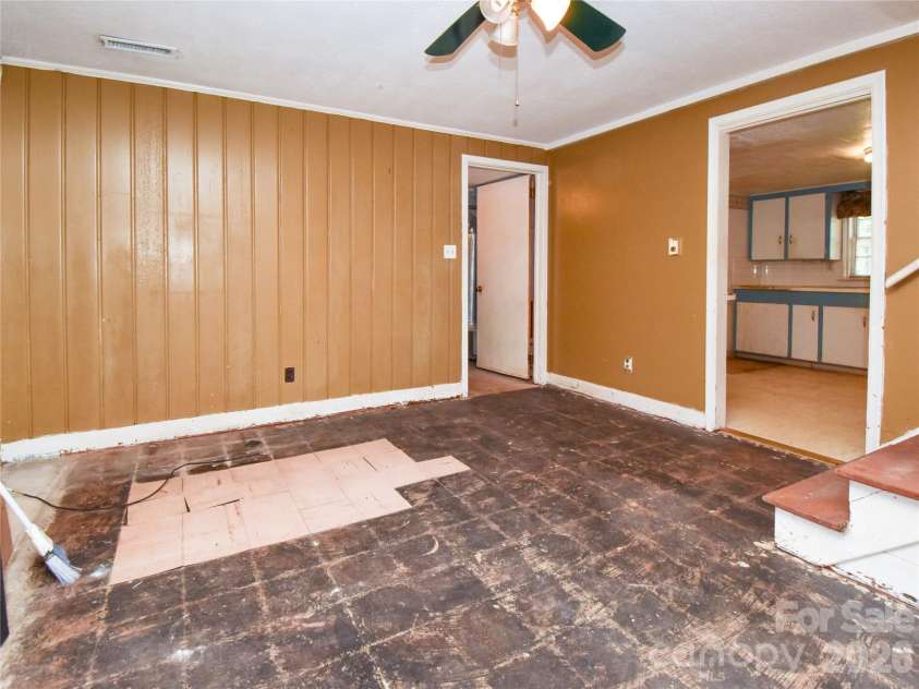 1420 Waybridge Lane, Winston Salem, NC 27103.  MLS# CAR4391902, YatesRealty ID 32380. 