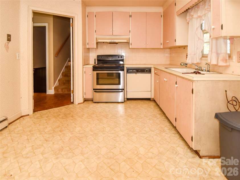 1420 Waybridge Lane, Winston Salem, NC 27103.  MLS# CAR4391902, YatesRealty ID 32380. 