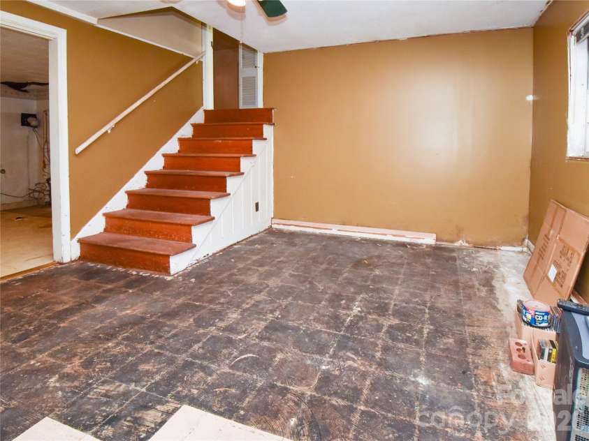 1420 Waybridge Lane, Winston Salem, NC 27103.  MLS# CAR4391902, YatesRealty ID 32380. 