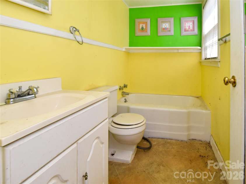 1420 Waybridge Lane, Winston Salem, NC 27103.  MLS# CAR4391902, YatesRealty ID 32380. 