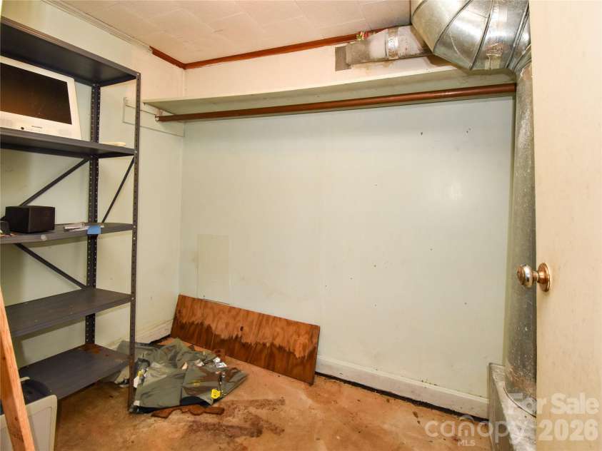 1420 Waybridge Lane, Winston Salem, NC 27103.  MLS# CAR4391902, YatesRealty ID 32380. 