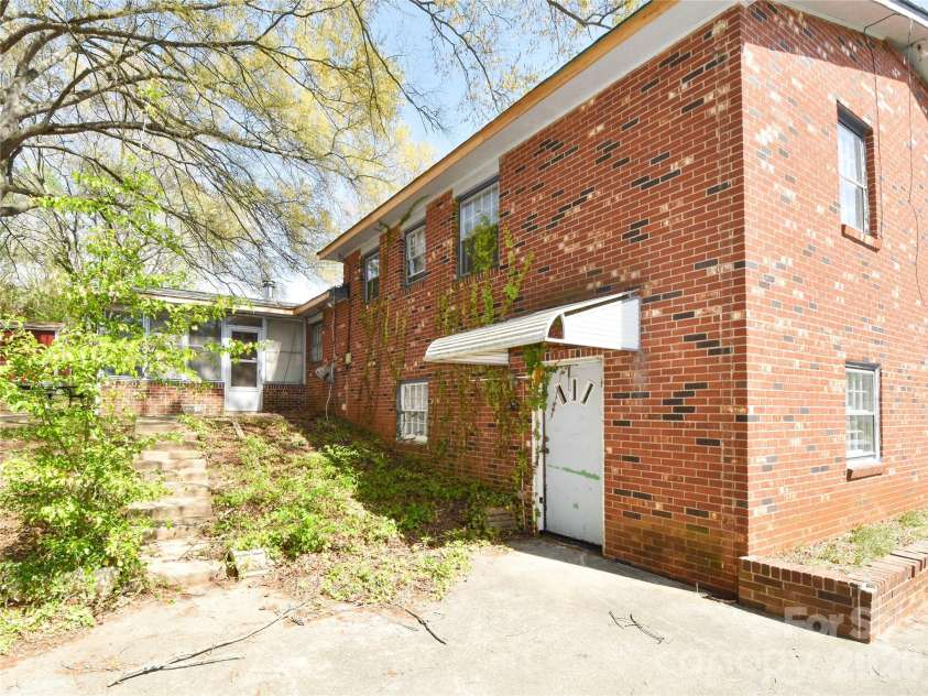 1420 Waybridge Lane, Winston Salem, NC 27103.  MLS# CAR4391902, YatesRealty ID 32380. 
