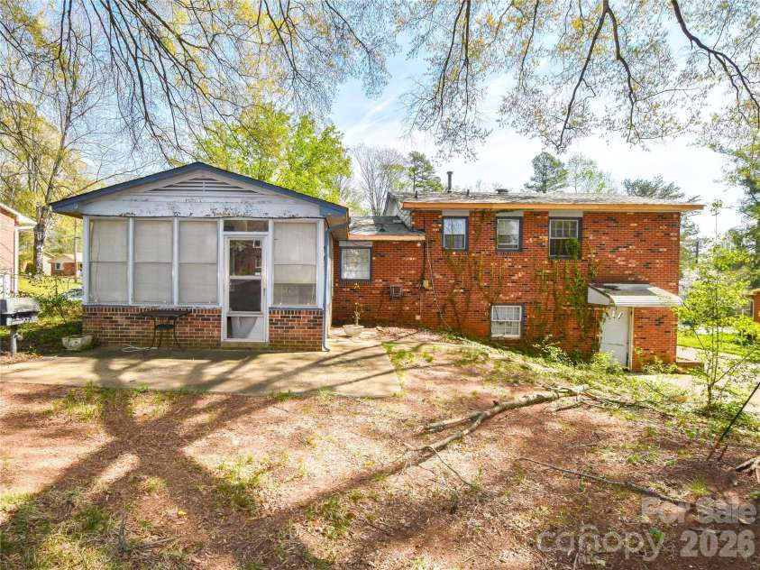 1420 Waybridge Lane, Winston Salem, NC 27103.  MLS# CAR4391902, YatesRealty ID 32380. 