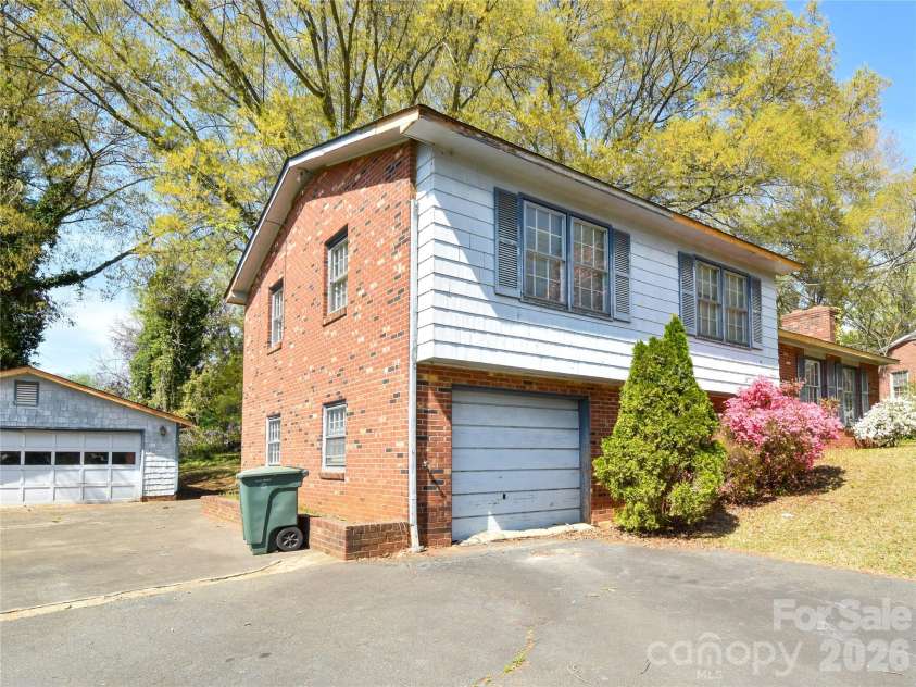 1420 Waybridge Lane, Winston Salem, NC 27103.  MLS# CAR4391902, YatesRealty ID 32380. 