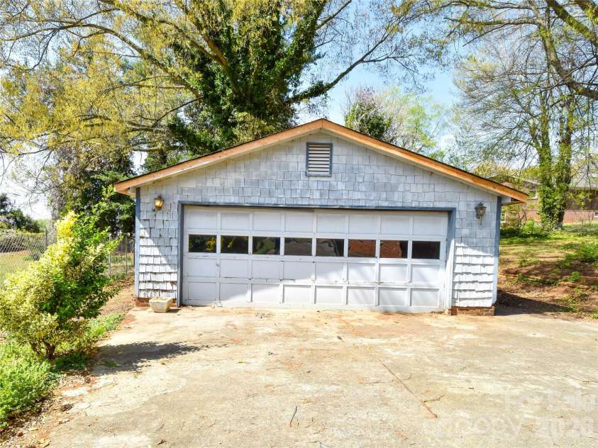 1420 Waybridge Lane, Winston Salem, NC 27103.  MLS# CAR4391902, YatesRealty ID 32380. 