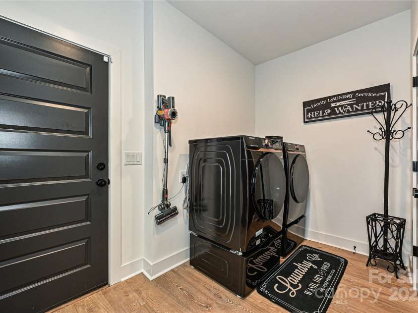 651 Tennyson Drive, Charlotte, NC 28208.  MLS# CAR4281967, YatesRealty ID 32380. 
