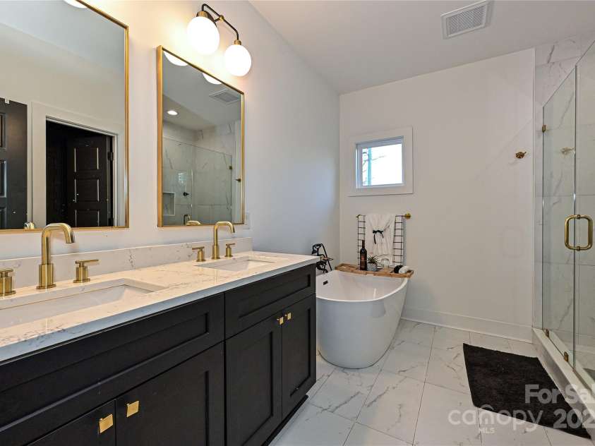 651 Tennyson Drive, Charlotte, NC 28208.  MLS# CAR4281967, YatesRealty ID 32380. 