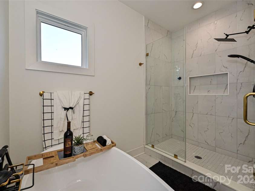 651 Tennyson Drive, Charlotte, NC 28208.  MLS# CAR4281967, YatesRealty ID 32380. 