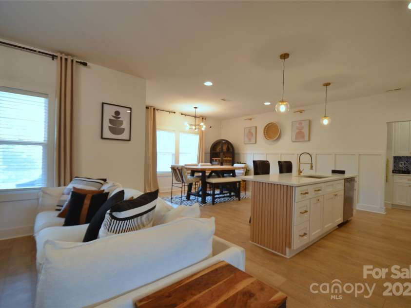 651 Tennyson Drive, Charlotte, NC 28208.  MLS# CAR4281967, YatesRealty ID 32380. 