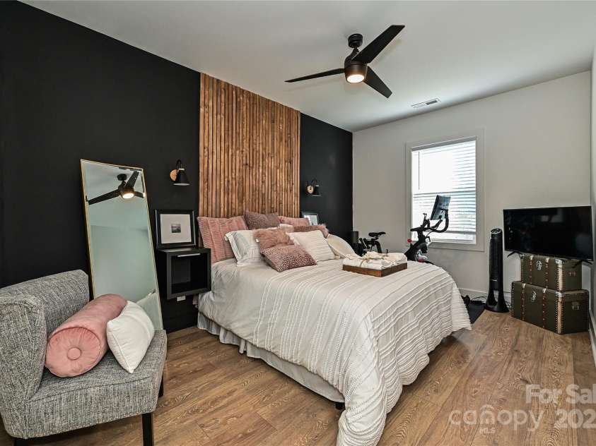 651 Tennyson Drive, Charlotte, NC 28208.  MLS# CAR4281967, YatesRealty ID 32380. 