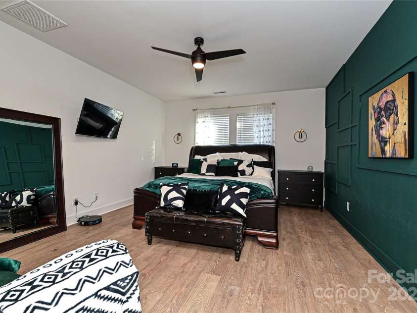 651 Tennyson Drive, Charlotte, NC 28208.  MLS# CAR4281967, YatesRealty ID 32380. 