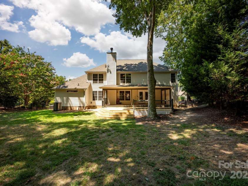 2624 Mt Isle Harbor Drive, Charlotte, NC 28214.  MLS# CAR4283520, YatesRealty ID 32381. Beautfully Treed Backyard with Fence
