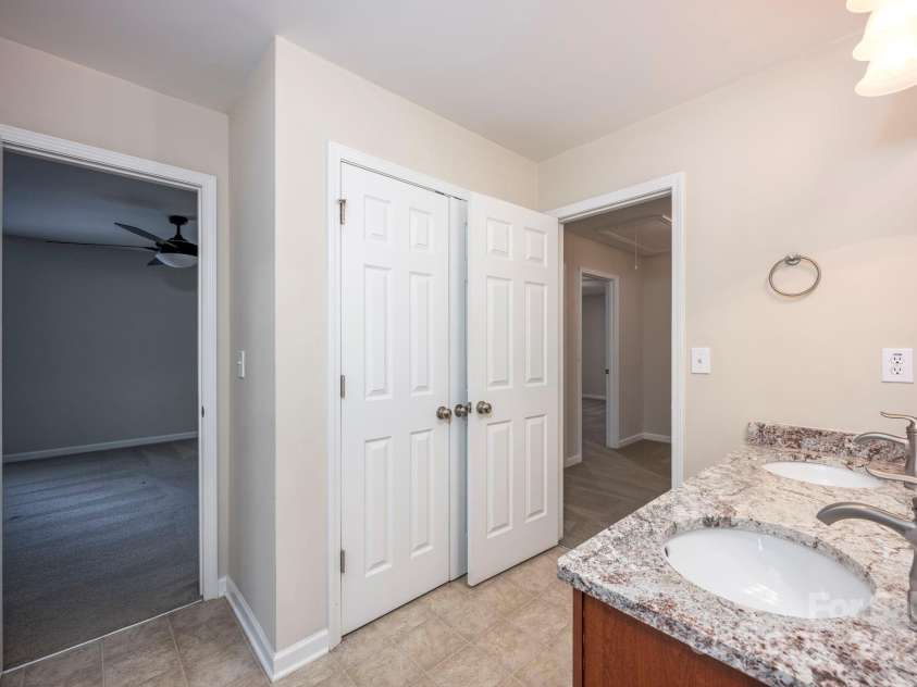 2624 Mt Isle Harbor Drive, Charlotte, NC 28214.  MLS# CAR4283520, YatesRealty ID 32381. En Suite Guest Bathroom