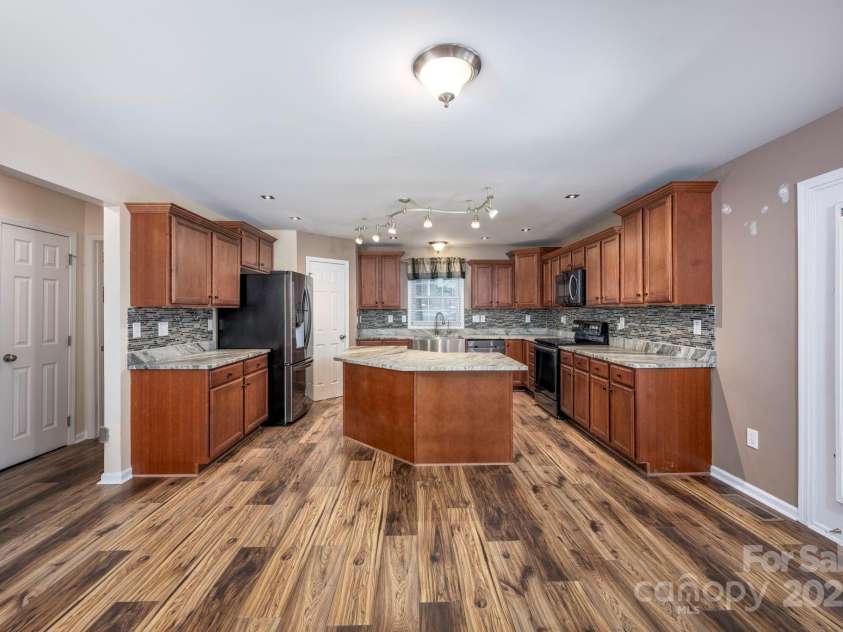2624 Mt Isle Harbor Drive, Charlotte, NC 28214.  MLS# CAR4283520, YatesRealty ID 32381. Kitchen/Breakfast Area