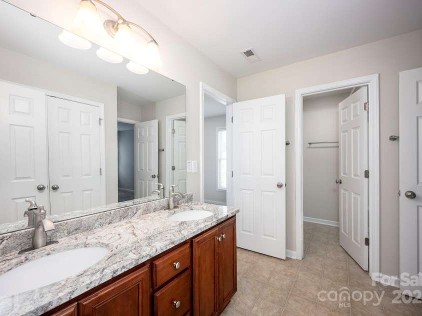 2624 Mt Isle Harbor Drive, Charlotte, NC 28214.  MLS# CAR4283520, YatesRealty ID 32381. Large Guest Bathroom
