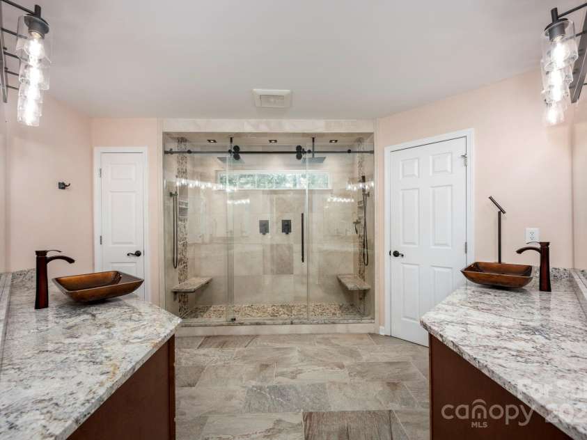 2624 Mt Isle Harbor Drive, Charlotte, NC 28214.  MLS# CAR4283520, YatesRealty ID 32381. Luxury Shower