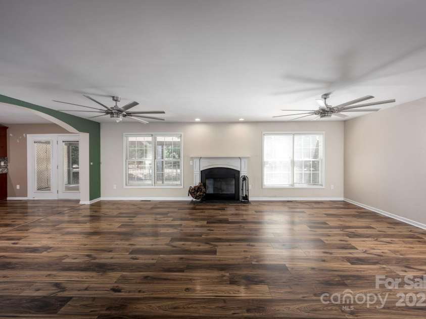 2624 Mt Isle Harbor Drive, Charlotte, NC 28214.  MLS# CAR4283520, YatesRealty ID 32381. Oversized Living Room