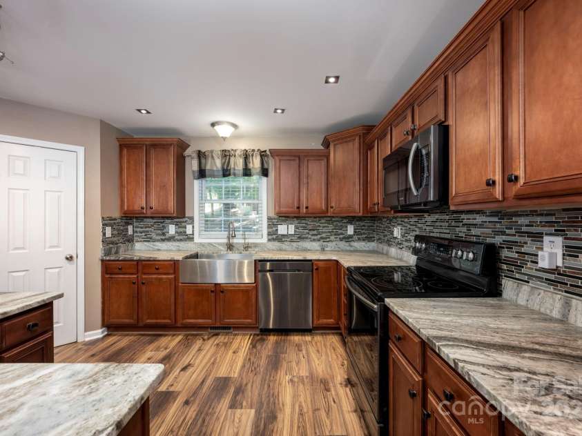 2624 Mt Isle Harbor Drive, Charlotte, NC 28214.  MLS# CAR4283520, YatesRealty ID 32381. Spacious Kitchen