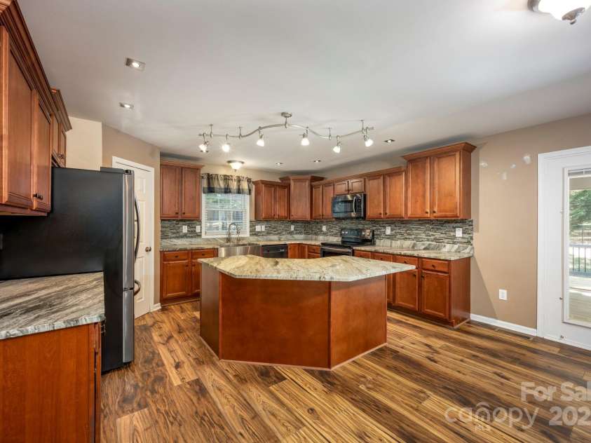 2624 Mt Isle Harbor Drive, Charlotte, NC 28214.  MLS# CAR4283520, YatesRealty ID 32381. Updated Counters!