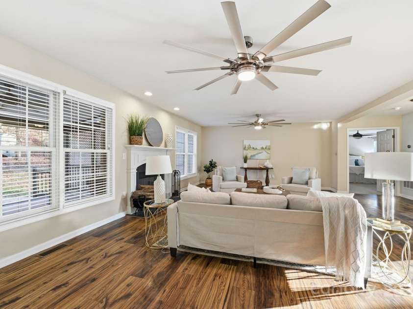 2624 Mt Isle Harbor Drive, Charlotte, NC 28214.  MLS# CAR4327624, YatesRealty ID 32381. 