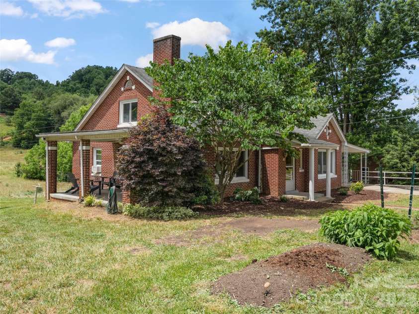 654 Ratcliff Cove Road, Waynesville, NC 28786.  MLS# CAR4396191, YatesRealty ID 32382. 