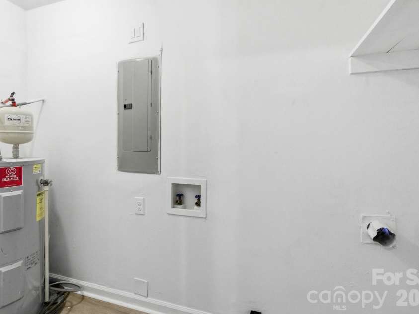 2725 Thornton Road, Charlotte, NC 28208.  MLS# CAR4394412, YatesRealty ID 32383. Laundry/utility area.