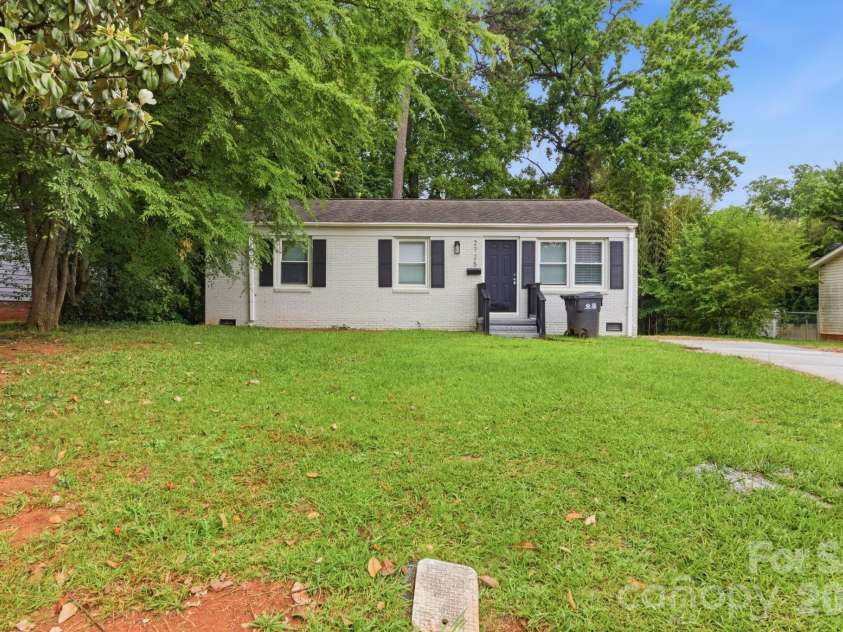 2725 Thornton Road, Charlotte, NC 28208.  MLS# CAR4394412, YatesRealty ID 32383. WELCOME HOME to 2725 Thornton Rd!!