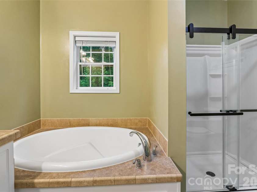 6673 Forney Hill Road, Denver, NC 28037.  MLS# CAR4382678, YatesRealty ID 32385. Spacious Soaker Tub