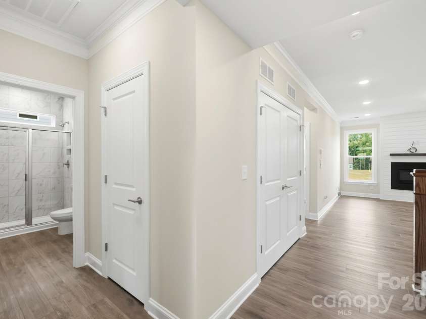 15216 First Broad Drive, Huntersville, NC 28078.  MLS# CAR4342685, YatesRealty ID 32386. Entryway