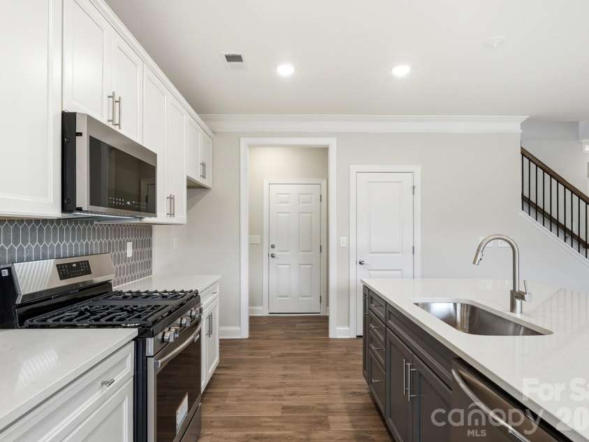 15216 First Broad Drive, Huntersville, NC 28078.  MLS# CAR4342685, YatesRealty ID 32386. Kitchen
