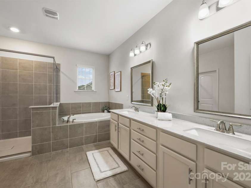 15113 Autumn Sage Drive, Charlotte, NC 28278.  MLS# CAR4288918, YatesRealty ID 32389. Primary Bath