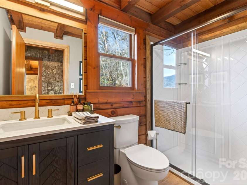 1909 Linville Drive, Marion, NC 28752.  MLS# CAR4327984, YatesRealty ID 3239. Updated main level bathroom