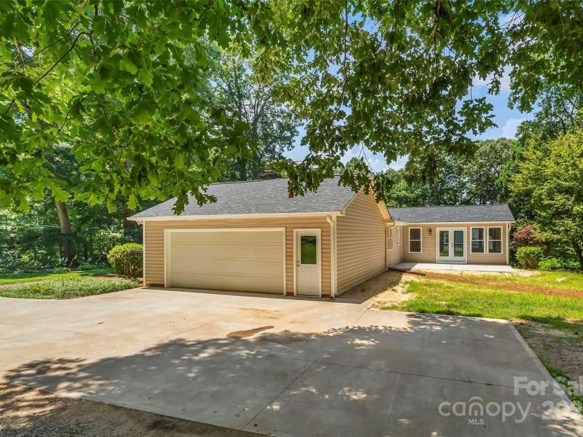 267 Winthrow Creek Road, Mooresville, NC 28115.  MLS# CAR4274339, YatesRealty ID 32394. 2-Car Garage and Parking Pad, Patio by Sunroom