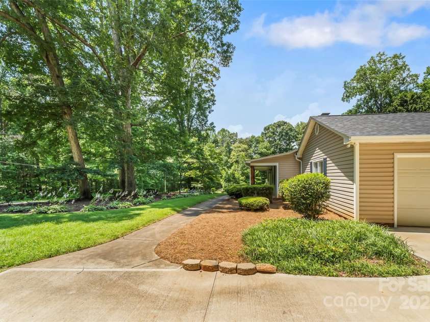 267 Winthrow Creek Road, Mooresville, NC 28115.  MLS# CAR4274339, YatesRealty ID 32394. Front Walk