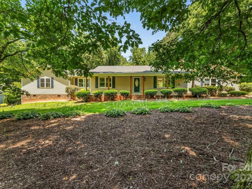 267 Winthrow Creek Road, Mooresville, NC 28115.  MLS# CAR4274339, YatesRealty ID 32394. Large Front Yard