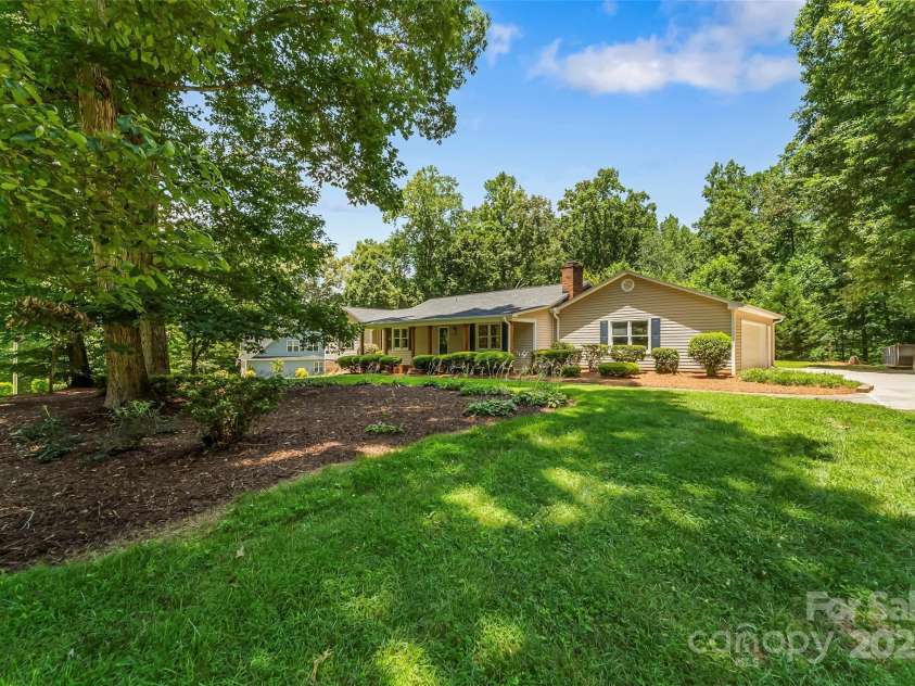 267 Winthrow Creek Road, Mooresville, NC 28115.  MLS# CAR4274339, YatesRealty ID 32394. Large Front Yard with Trees