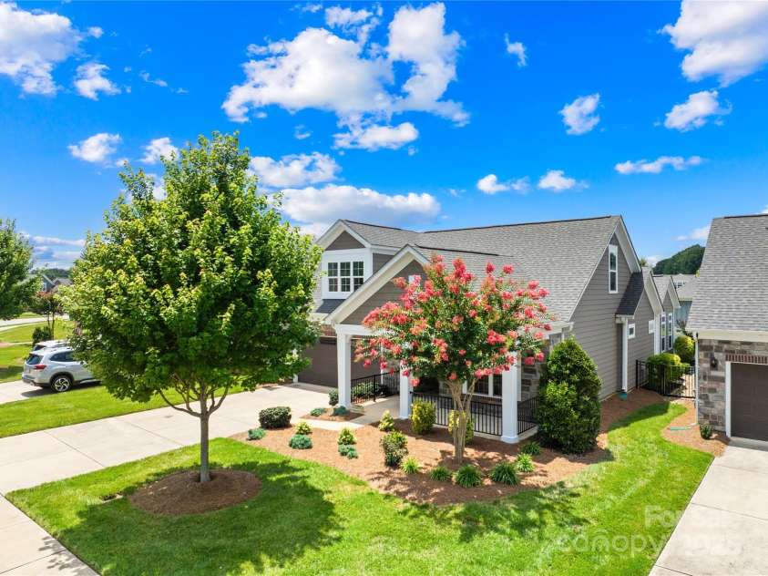 135 Valleymist Lane, Mooresville, NC 28117.  MLS# CAR4278379, YatesRealty ID 32395. Beautiful lanscaping