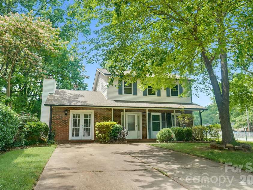900 Highland Mist Lane, Charlotte, NC 28215.  MLS# CAR4393078, YatesRealty ID 32395. 