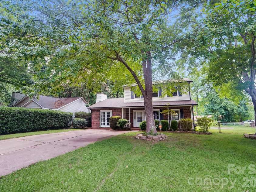 900 Highland Mist Lane, Charlotte, NC 28215.  MLS# CAR4393078, YatesRealty ID 32395. 