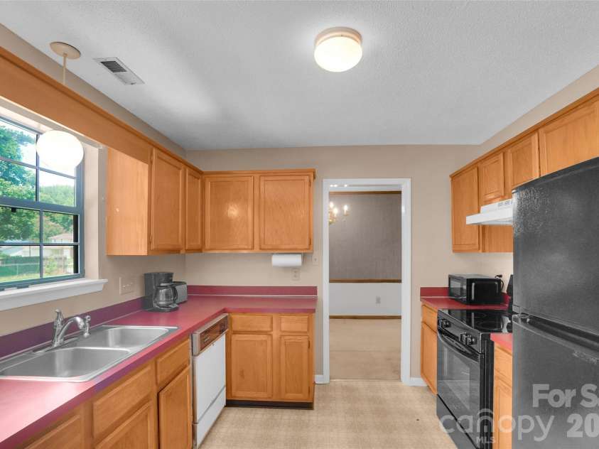 900 Highland Mist Lane, Charlotte, NC 28215.  MLS# CAR4393078, YatesRealty ID 32395. 